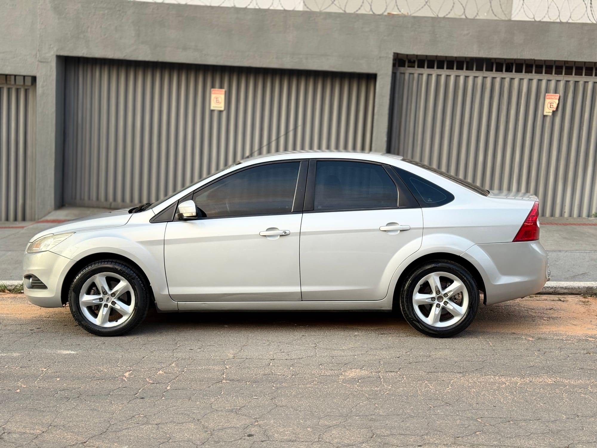 FORD FOCUS 2.0 GLX SEDAN 16V AUTOMÁTICO 10/11 – PRATA