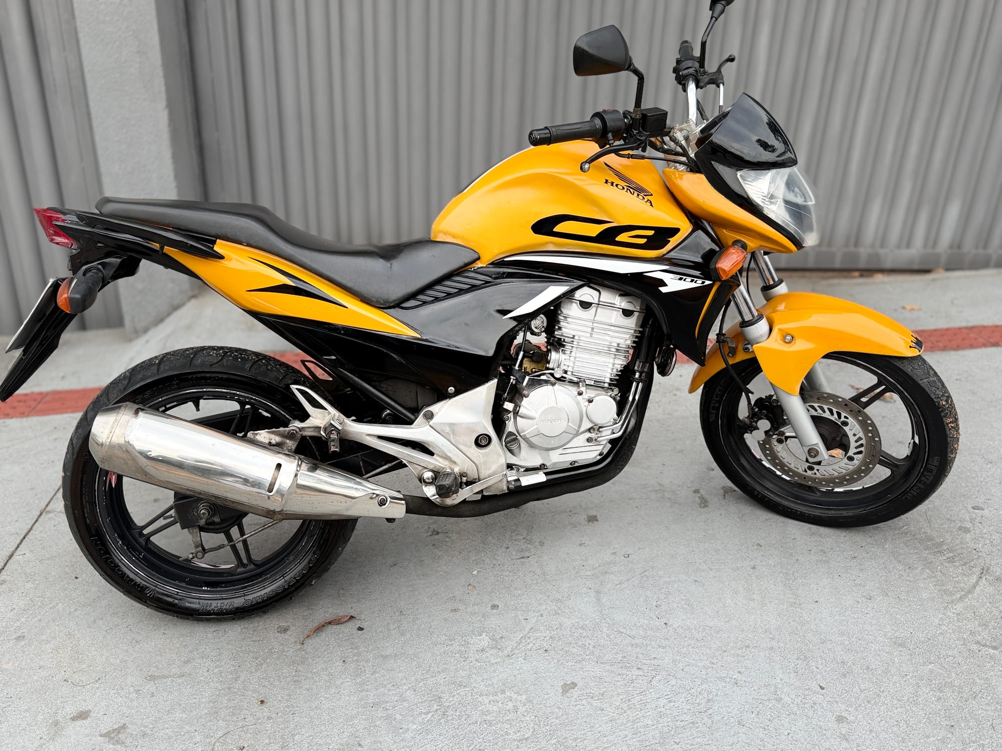 Honda CB300R 2009/2010 – Amarela - 80.000 km rodados