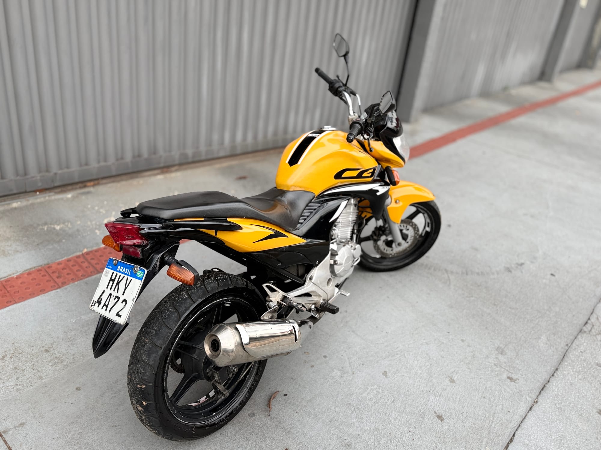 Honda CB300R 2009/2010 – Amarela - 80.000 km rodados