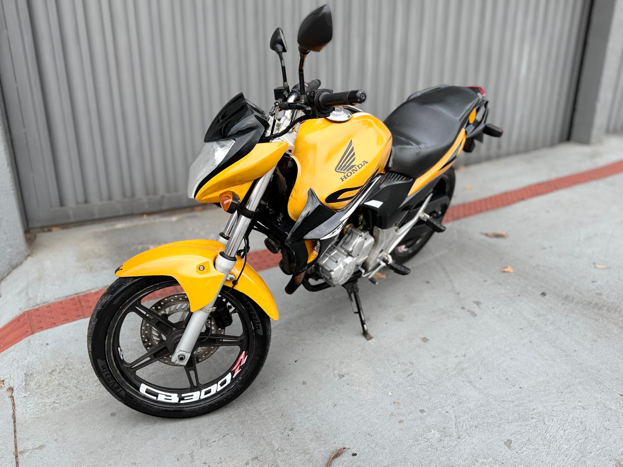 Honda CB300R 2009/2010 – Amarela - 80.000 km rodados