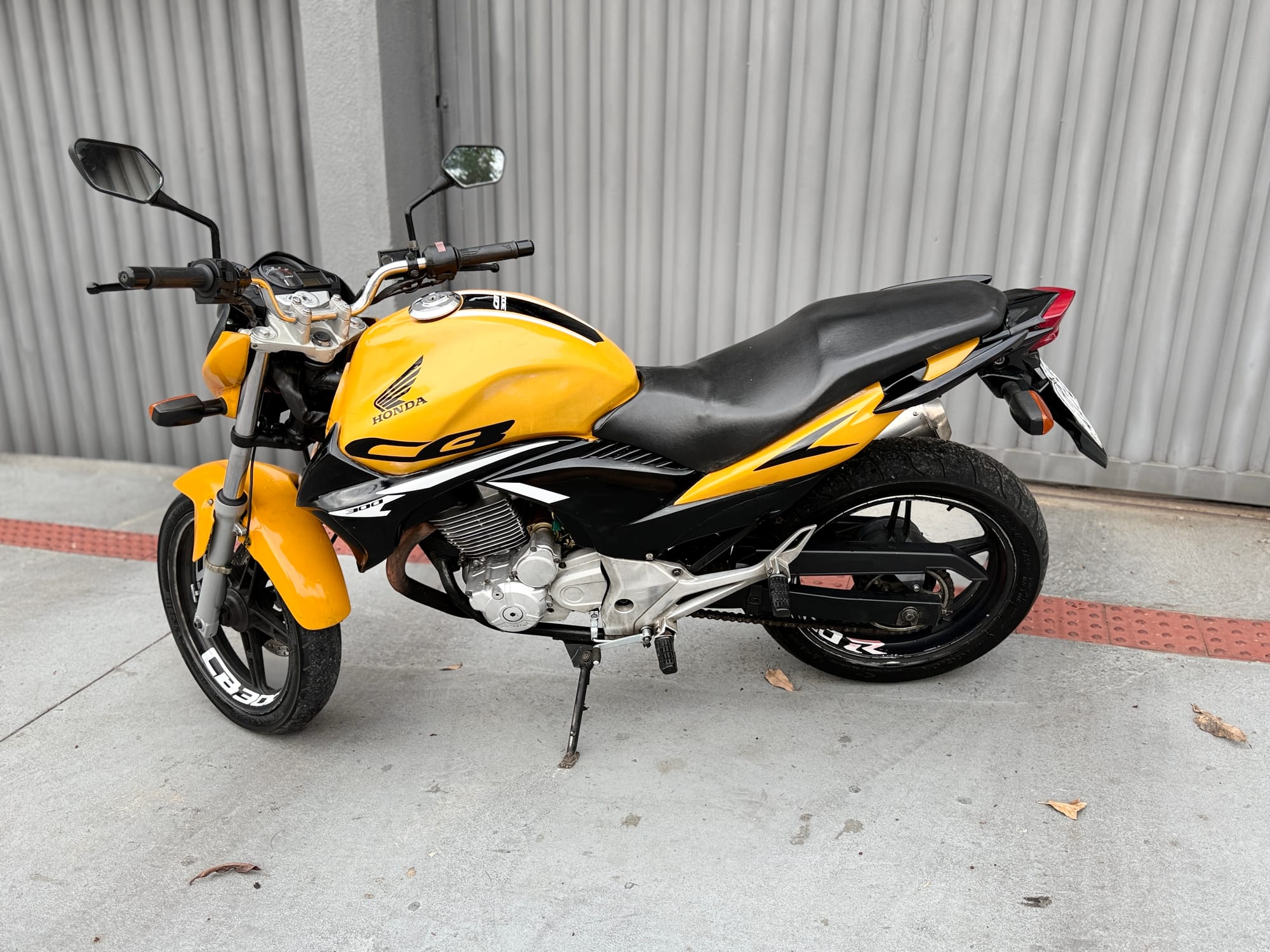 Honda CB300R 2009/2010 – Amarela - 80.000 km rodados