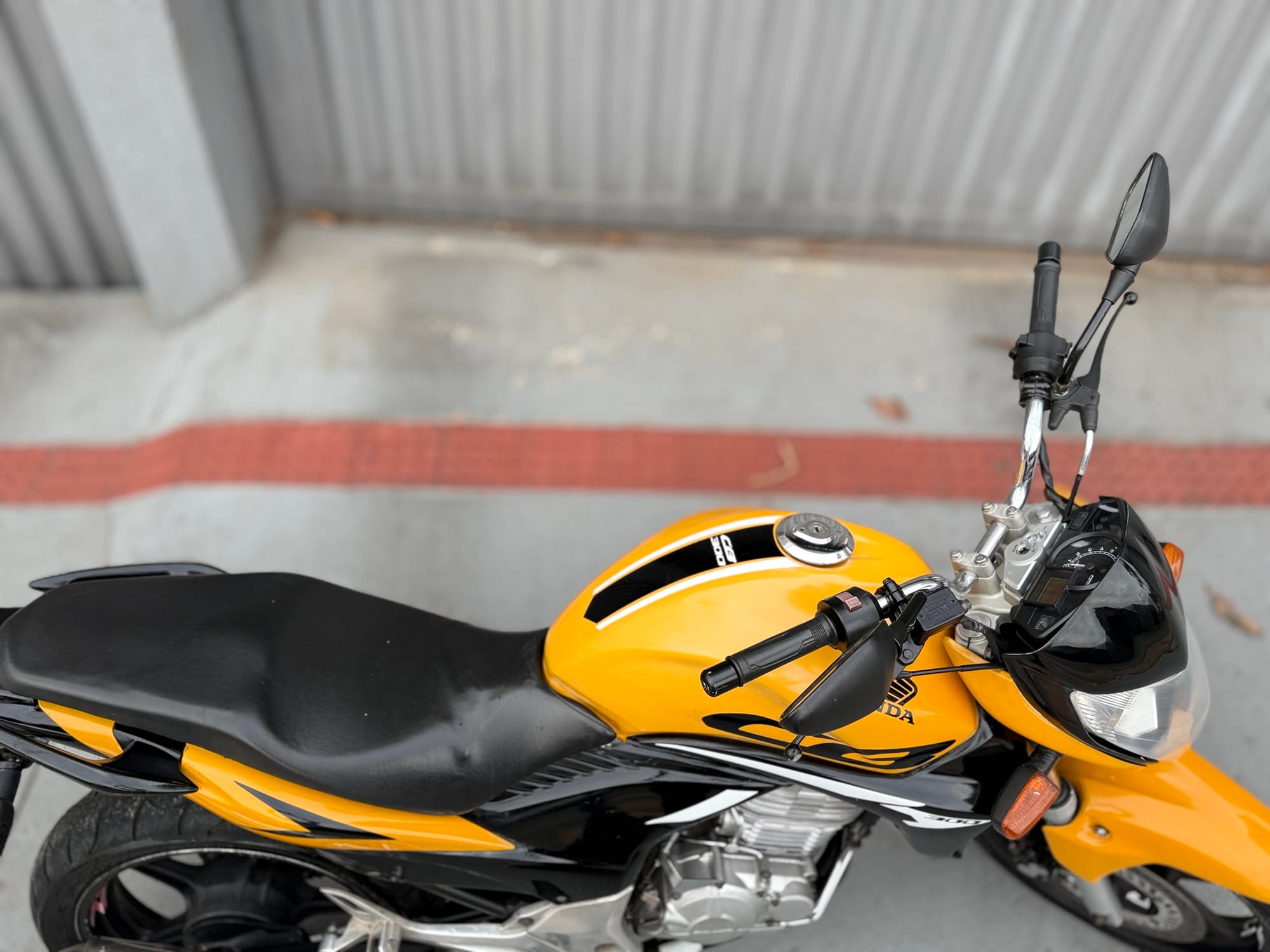 Honda CB300R 2009/2010 – Amarela - 80.000 km rodados