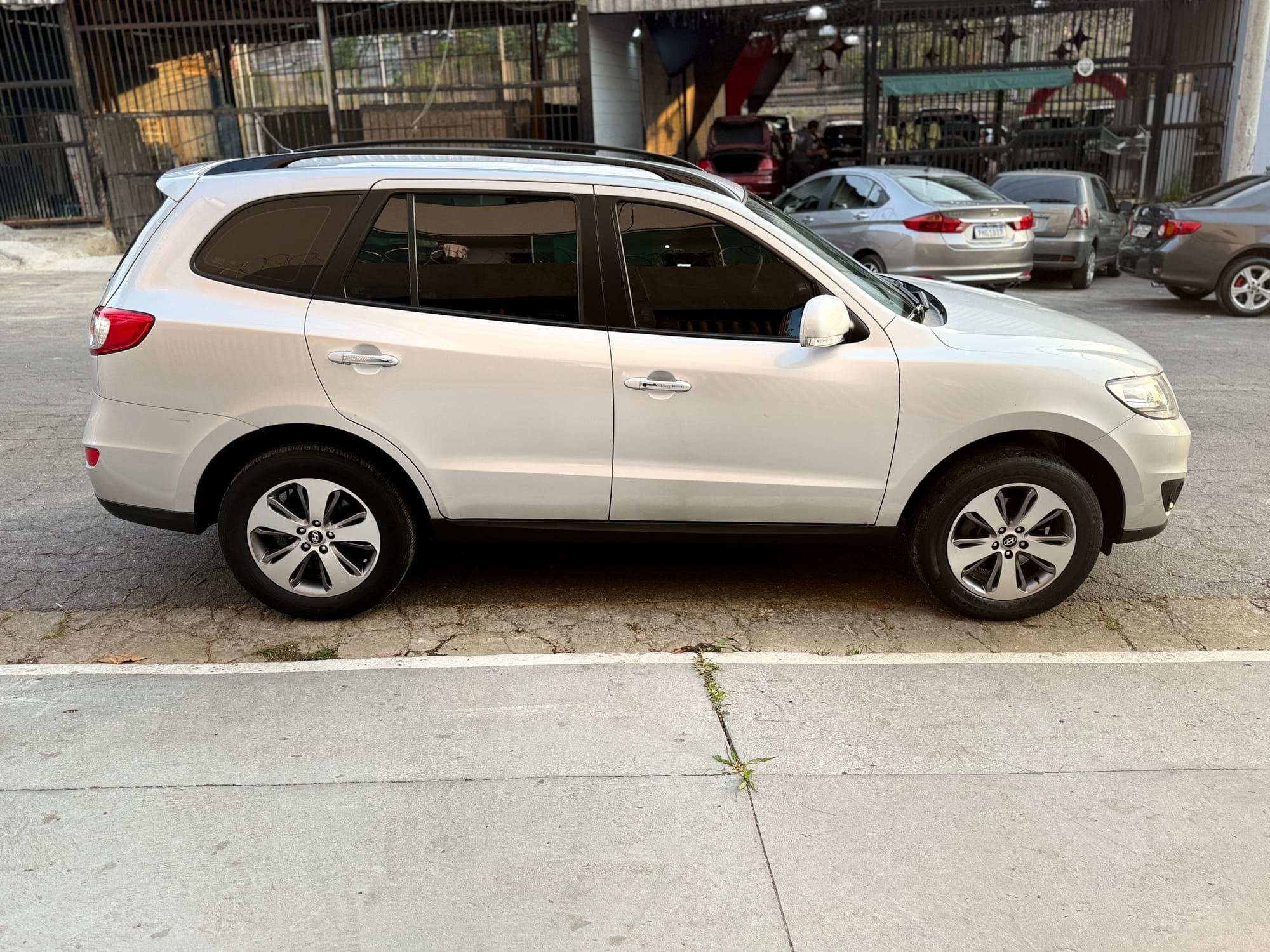 Hyundai Santa Fe 2.4 Automática – 2011/2012 Prata – 120.000 km