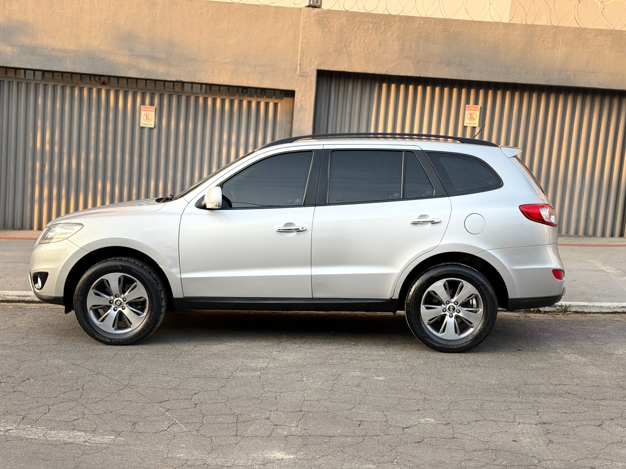 Hyundai Santa Fe 2.4 Automática – 2011/2012 Prata – 120.000 km
