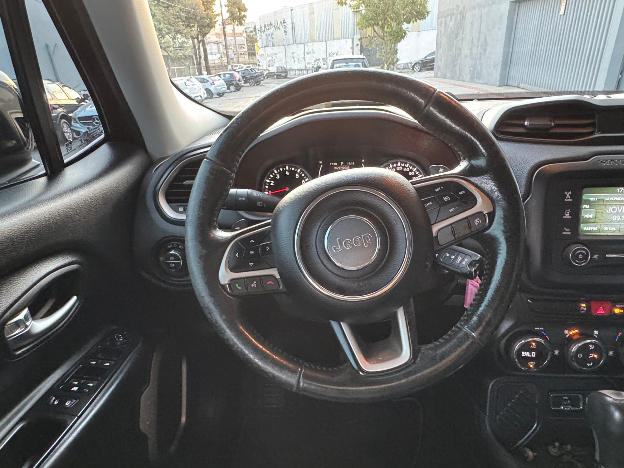 Jeep Renegade Longitude 1.8 4x2 Flex Automático 2015/2016 100.000 km | Cor preto | Oportunidade única