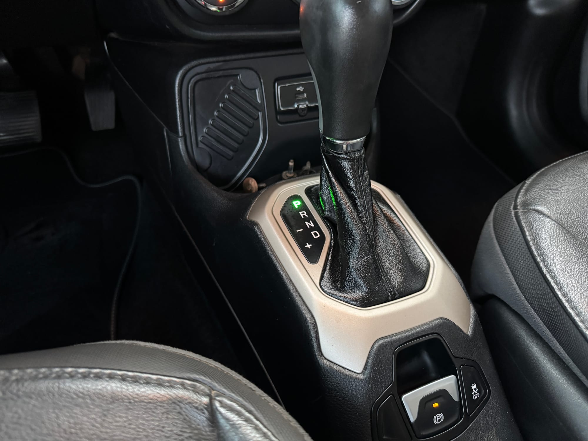 Jeep Renegade Longitude 1.8 4x2 Flex Automático 2015/2016 100.000 km | Cor preto | Oportunidade única