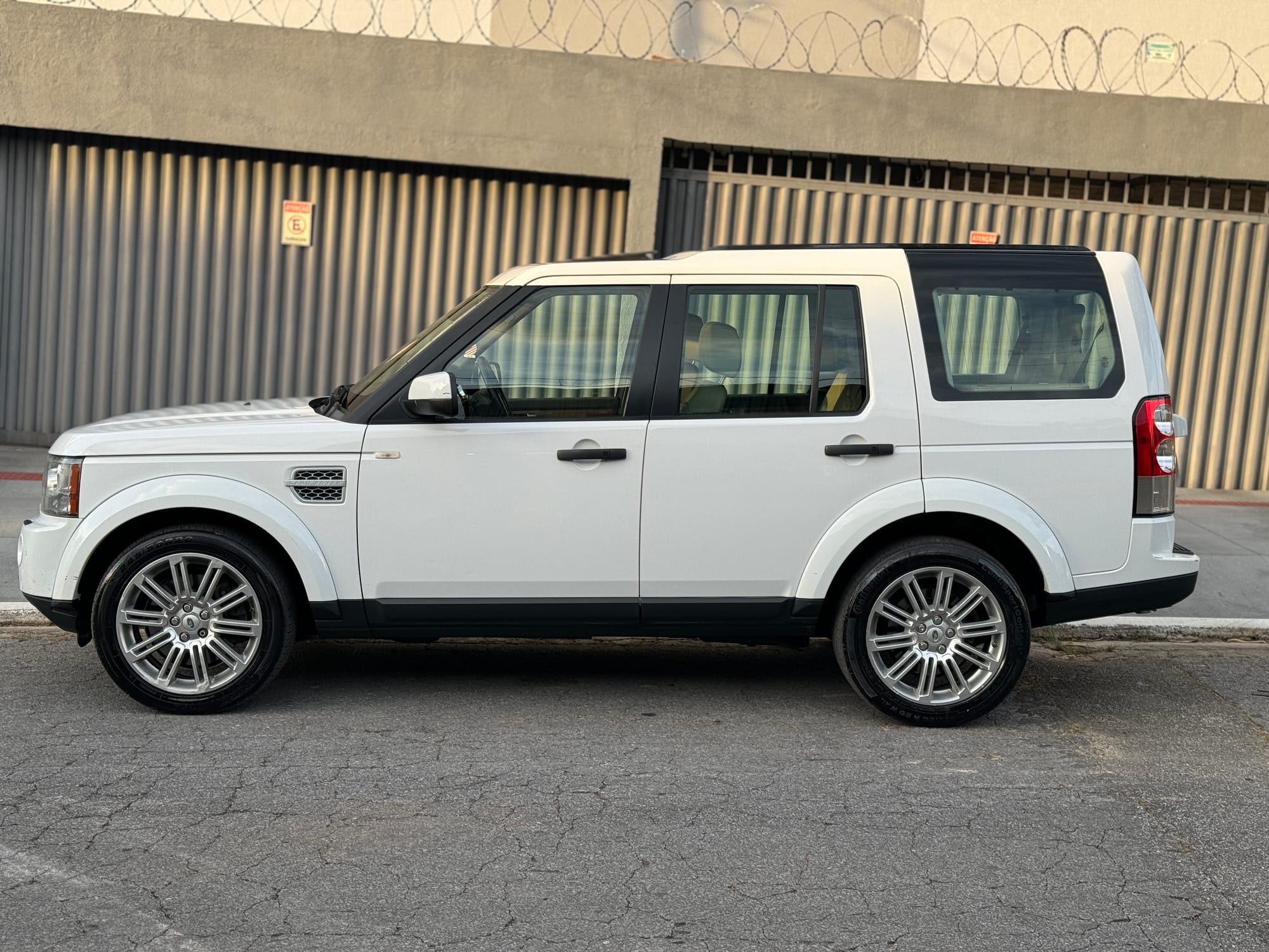 Land Rover Discovery 4 HSE 3.0 SDV6 4x4 Diesel Automática 2011 – Luxo, Potência e Robustez!