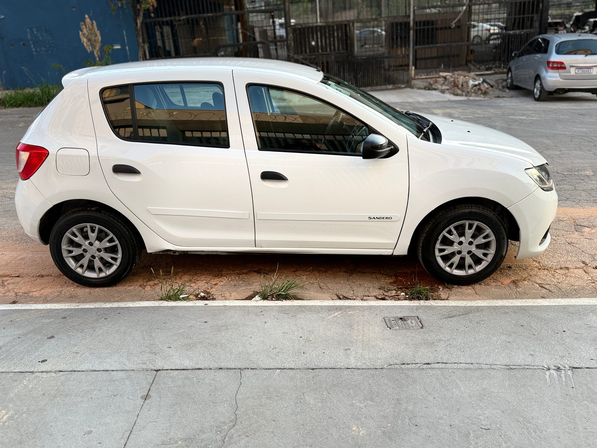 Renault Sandero Authentique 1.0 2015/2016 – Branco