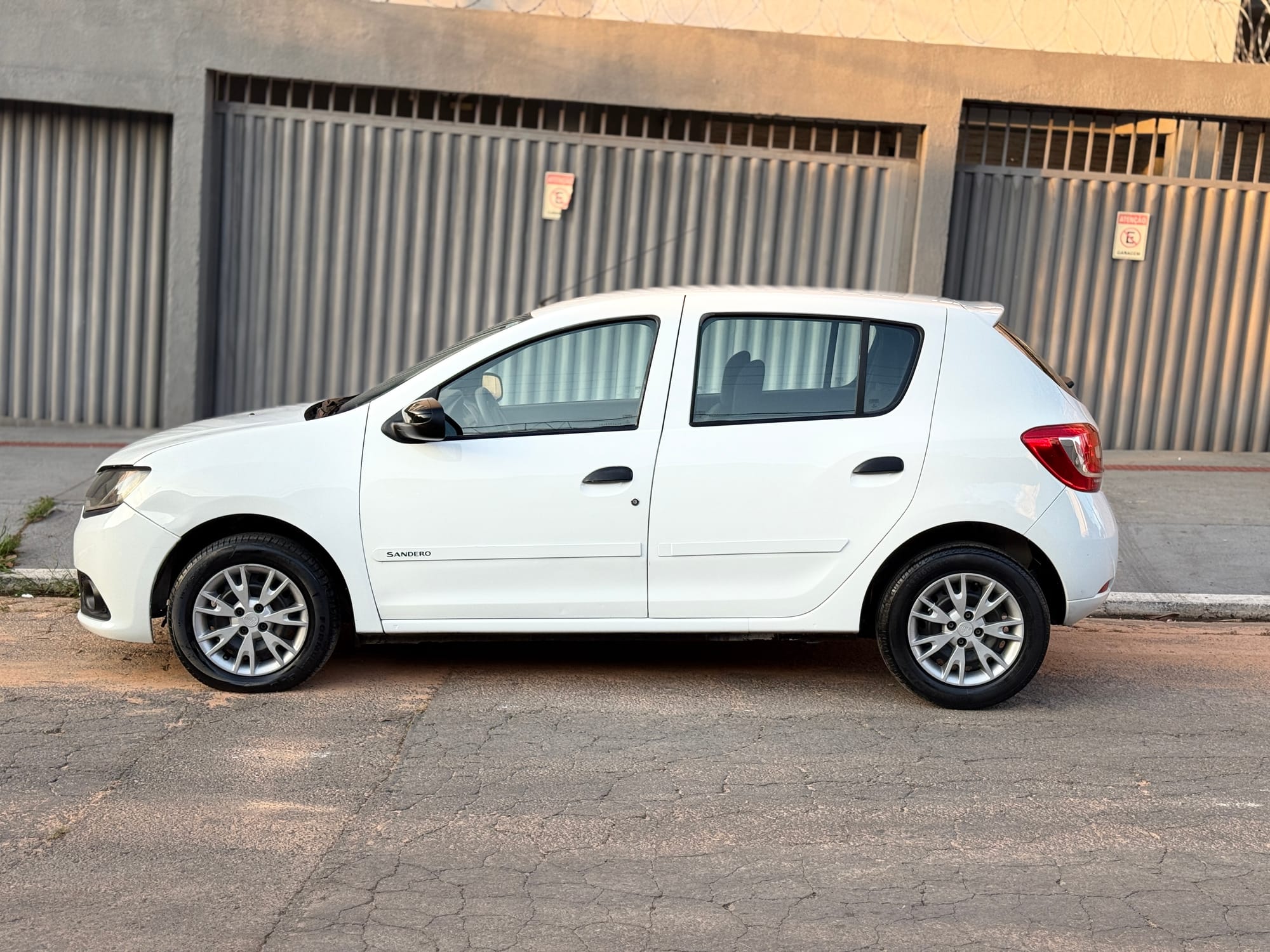 Renault Sandero Authentique 1.0 2015/2016 – Branco