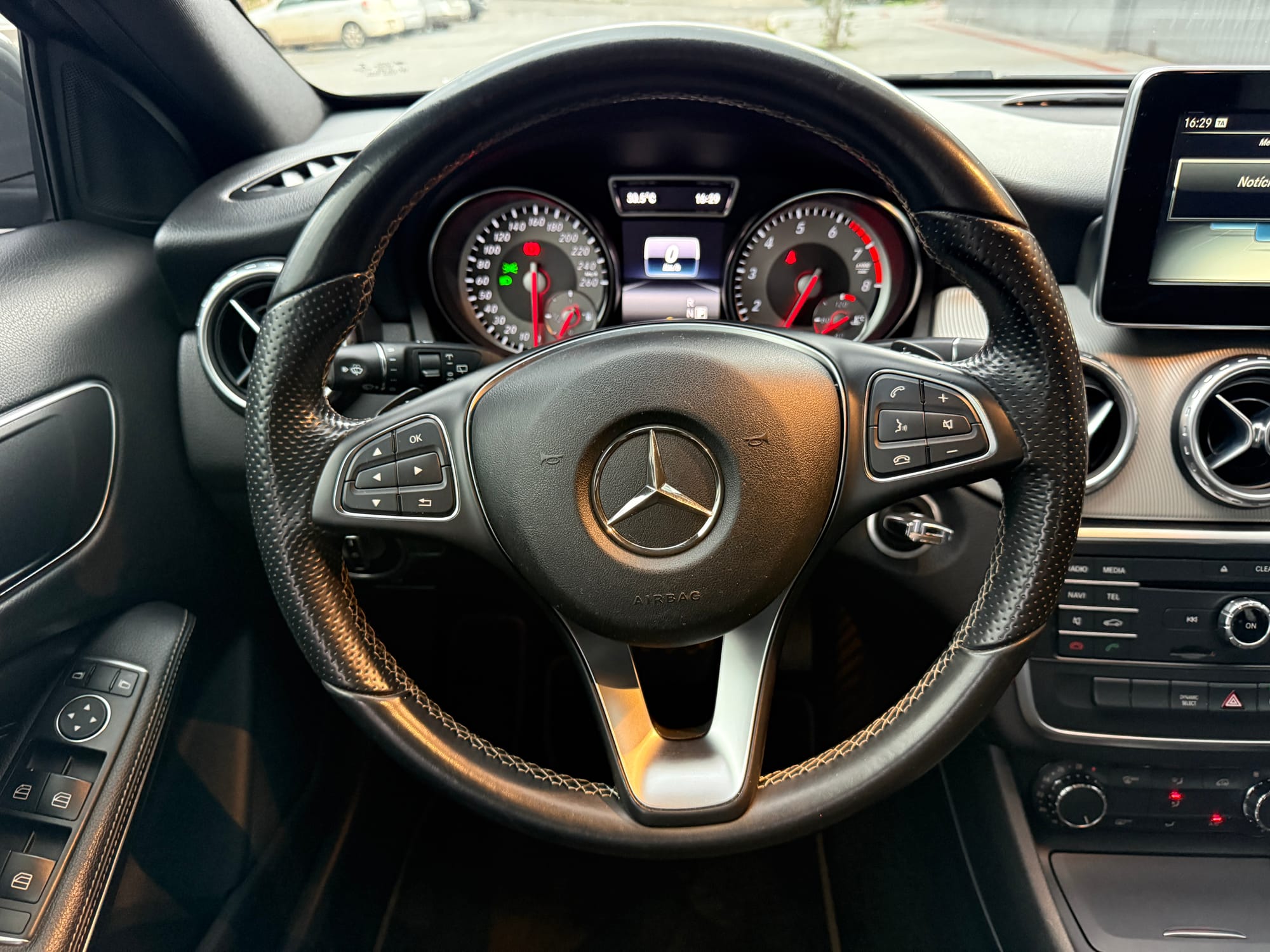 Mercedes-Benz GLA 200 1.6 Advance – Automática – Cinza 94.000 km | Estado de zero | BH Abaixo da FIPE!