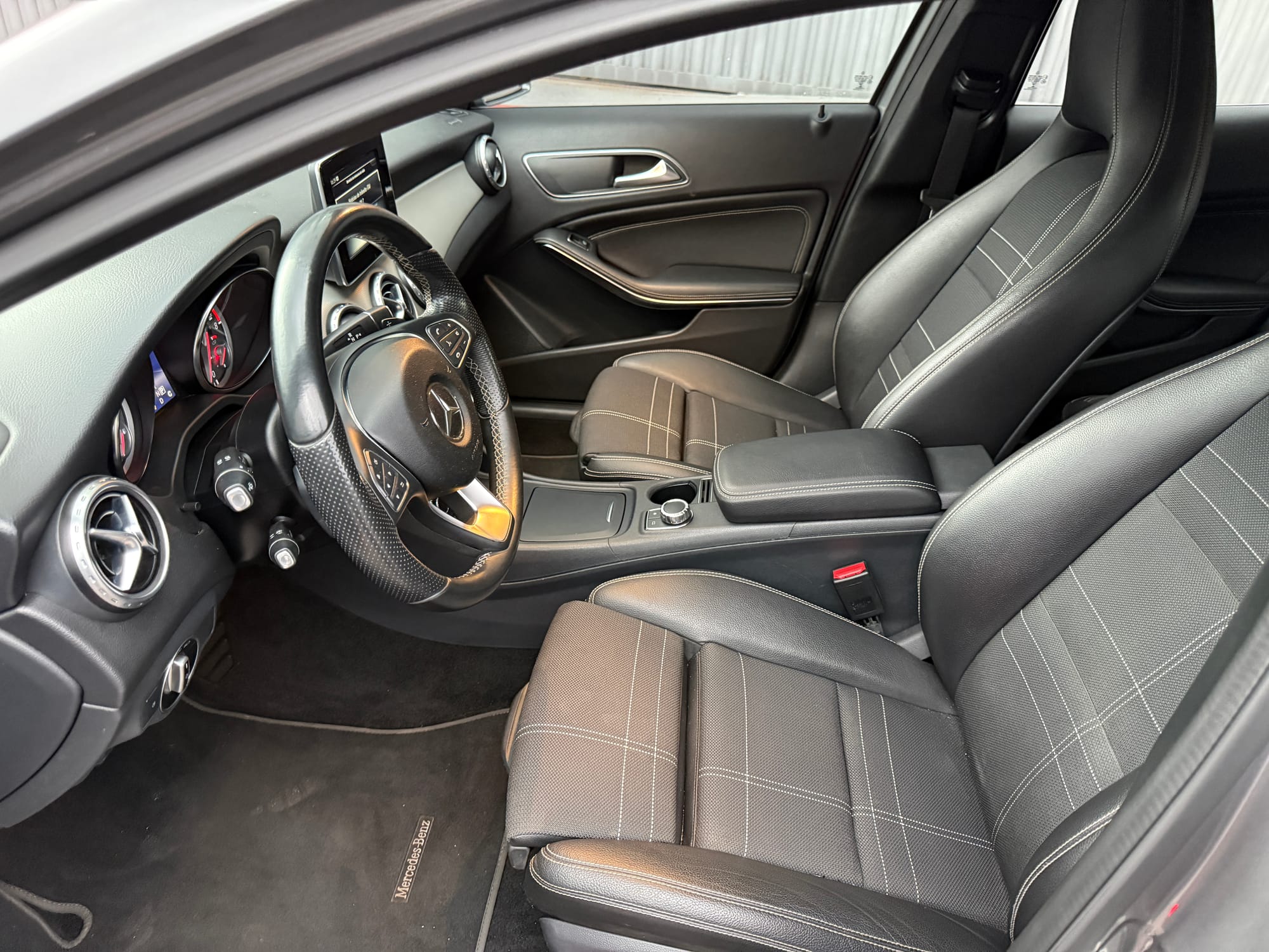 Mercedes-Benz GLA 200 1.6 Advance – Automática – Cinza 94.000 km | Estado de zero | BH Abaixo da FIPE!