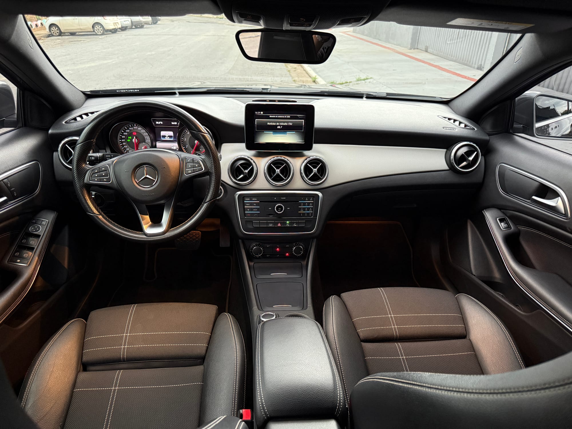 Mercedes-Benz GLA 200 1.6 Advance – Automática – Cinza 94.000 km | Estado de zero | BH Abaixo da FIPE!