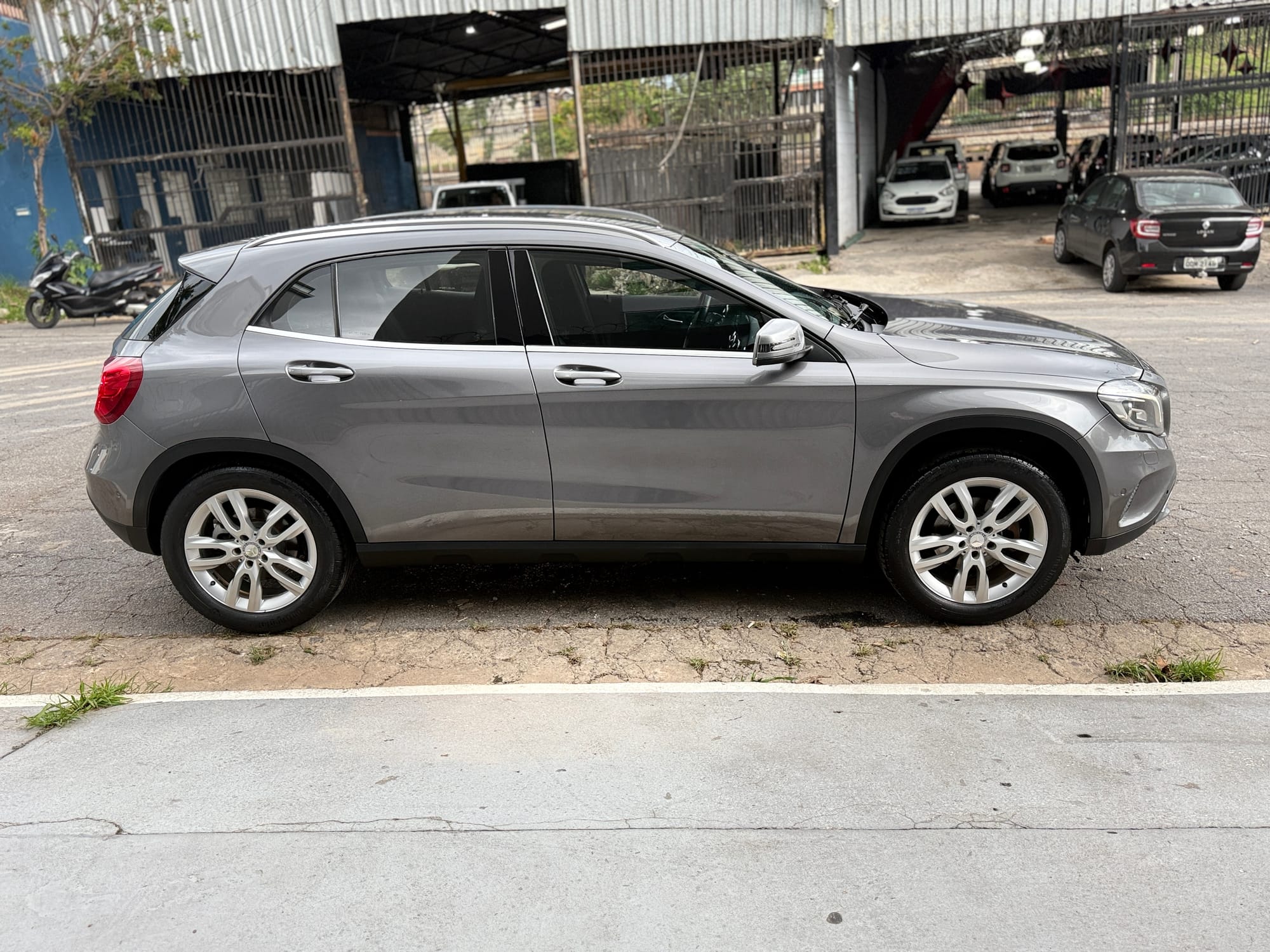 Mercedes-Benz GLA 200 1.6 Advance – Automática – Cinza 94.000 km | Estado de zero | BH Abaixo da FIPE!