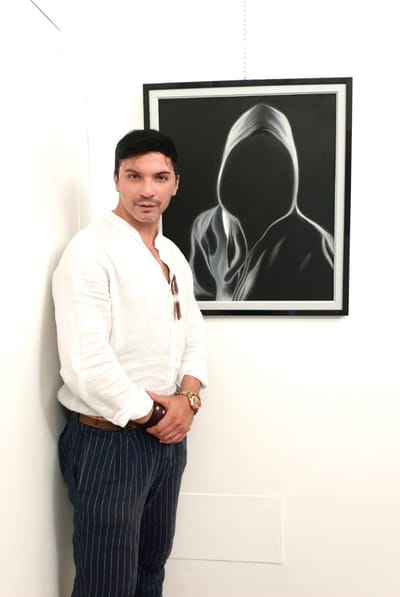 Il ritrattista dei Vip allo specchio: l'anima artistica di Alfonso Restivo