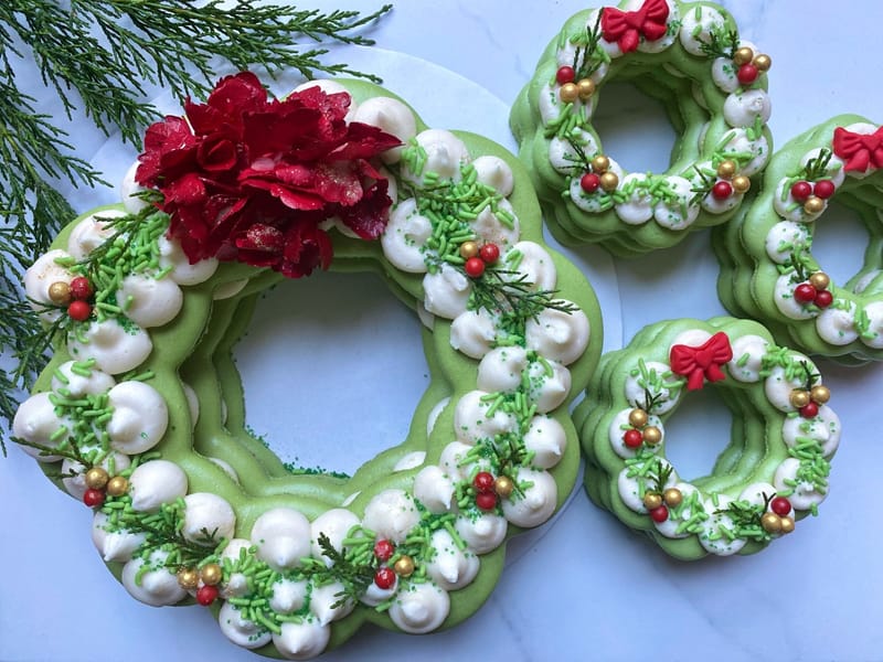 Macaron wreath cake