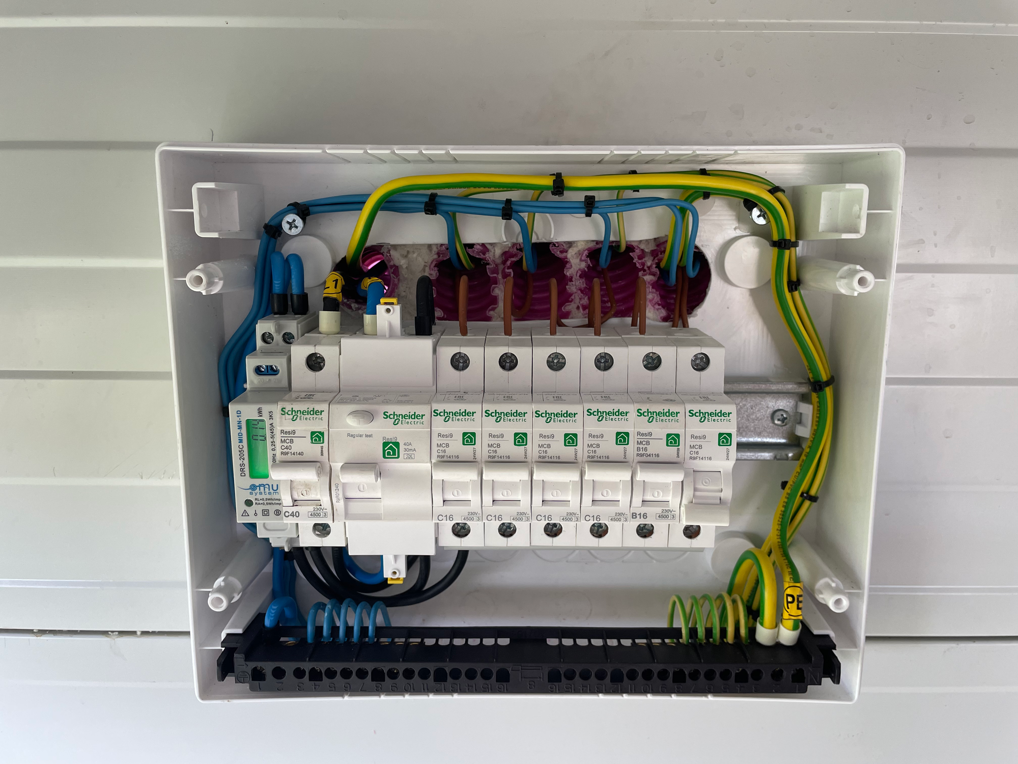 Kismegszakító tábla almérővel