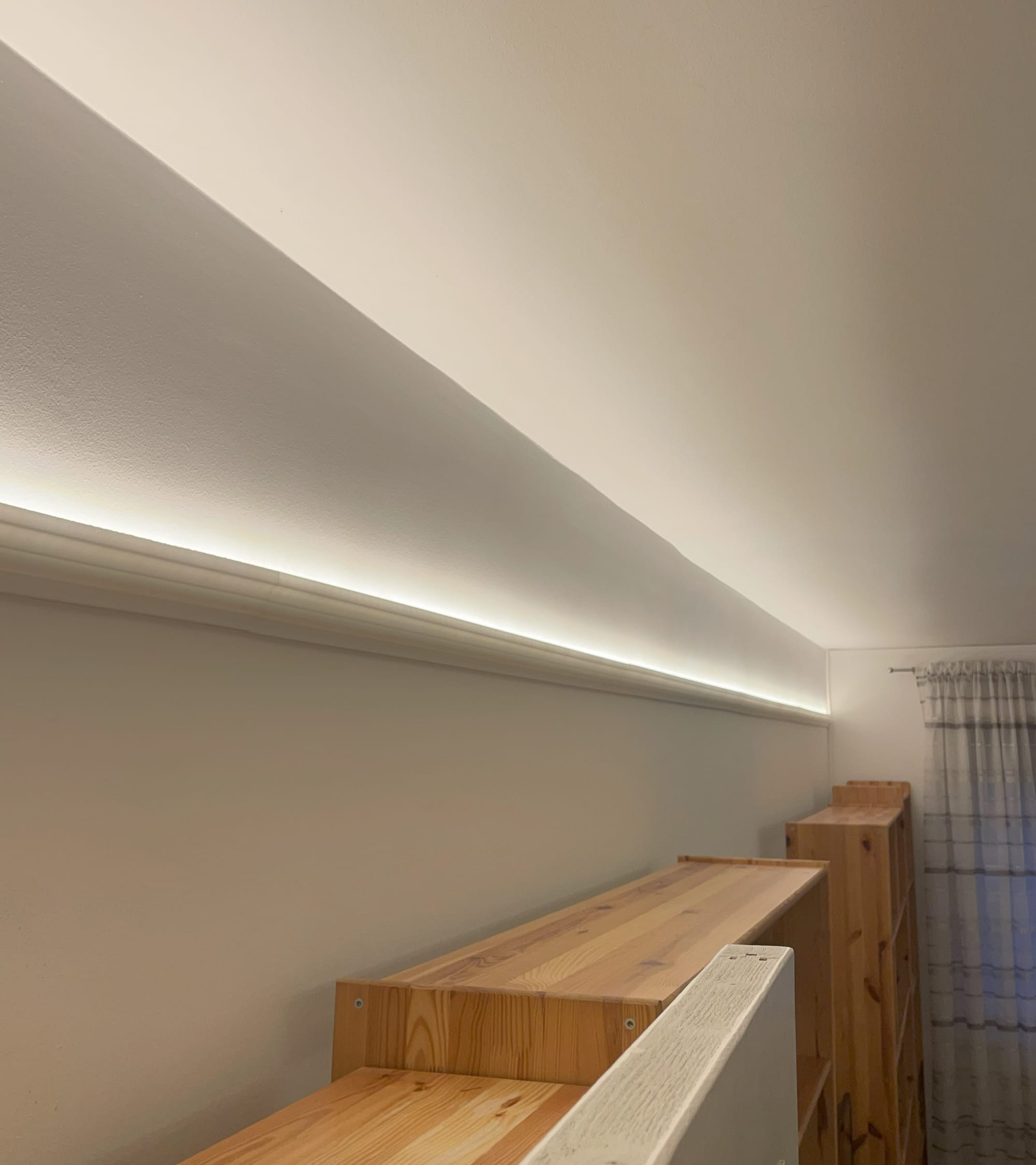 Rejtett LED világítás díszlécben