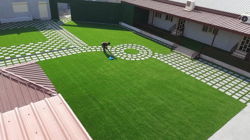 تركيب العشب الصناعي الداخلي