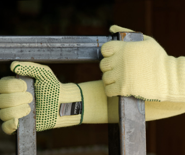 Ochrona rąk w przemyśle: Jak dobrać rękawice BHP do specyficznych zagrożeń?