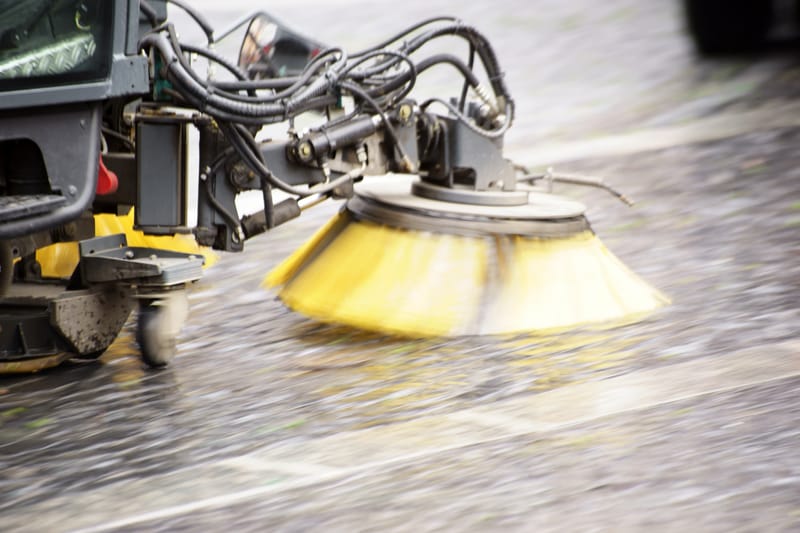 Zamiatarka drogowa na obiekcie przemysłowym