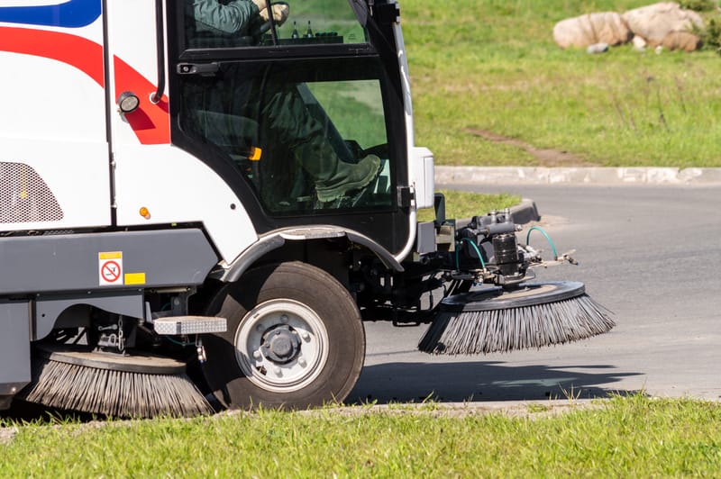 Zamiatanie terenu obiektu: Profesjonalna usługa czy improwizacja? Sprawdź, co bardziej opłaca się Twojej firmie