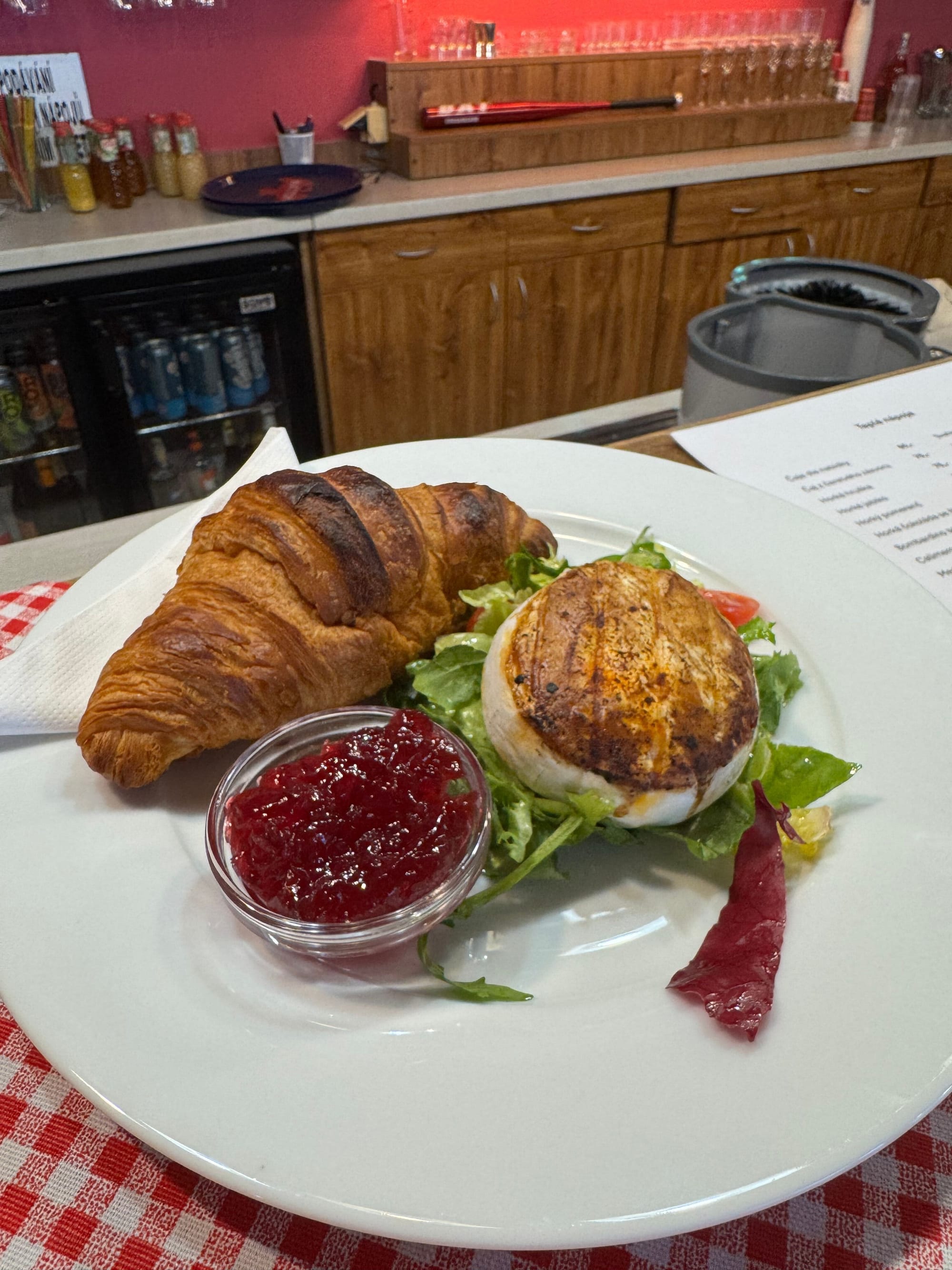 Camembert s croisantem