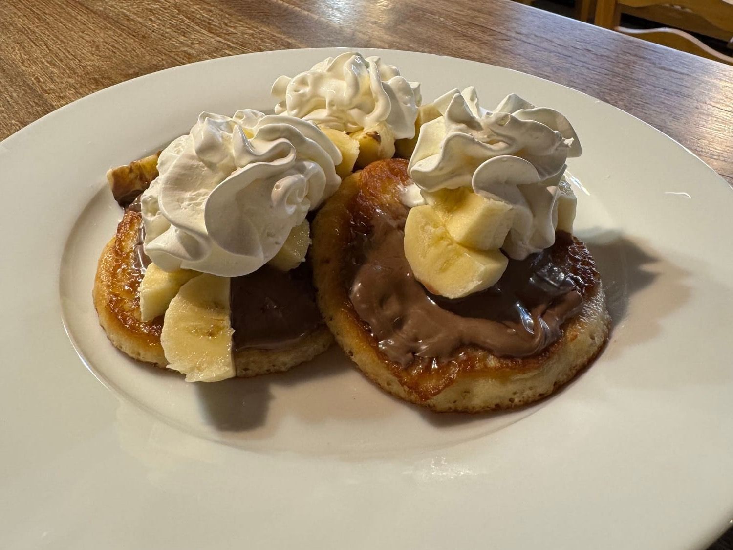 Lívance s čokoládovým krémem a banánem, šlehačkou