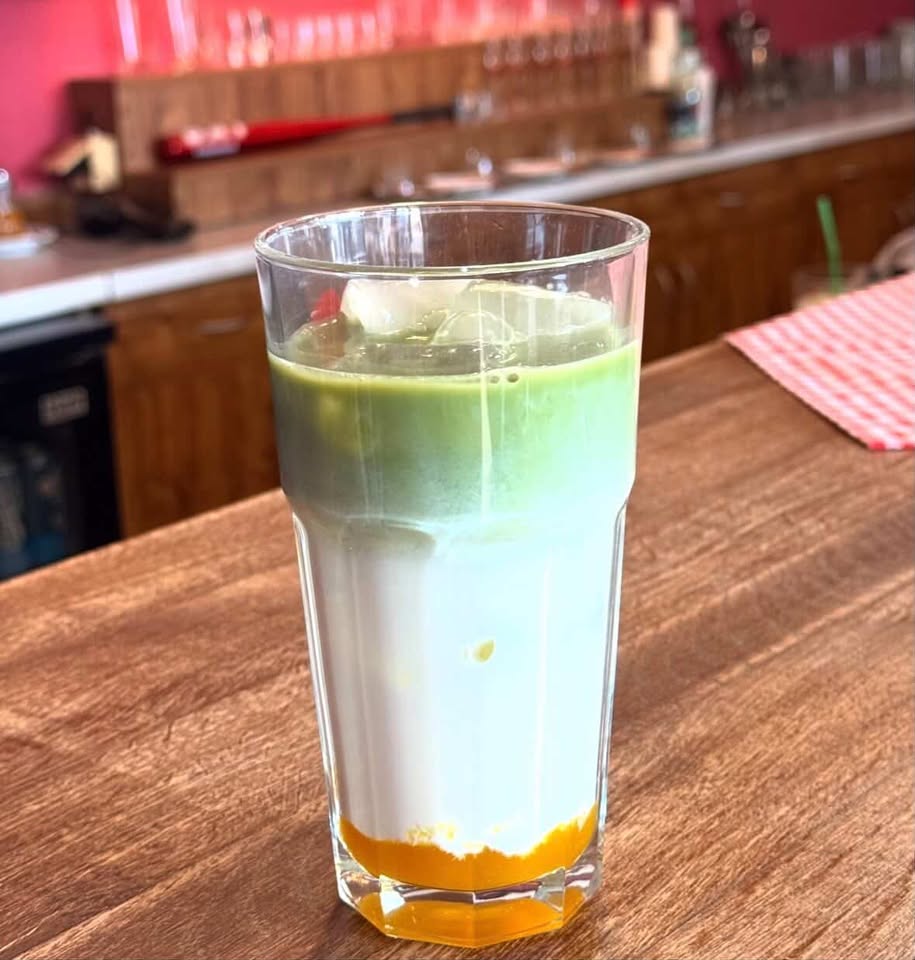 Matcha s mangovým sirupem