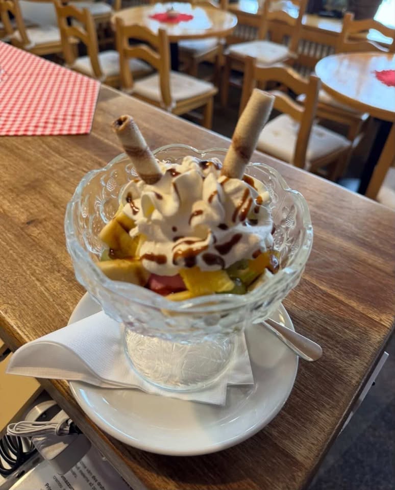 Ovocný pohár se zmrzlinou a karamelovou polevou