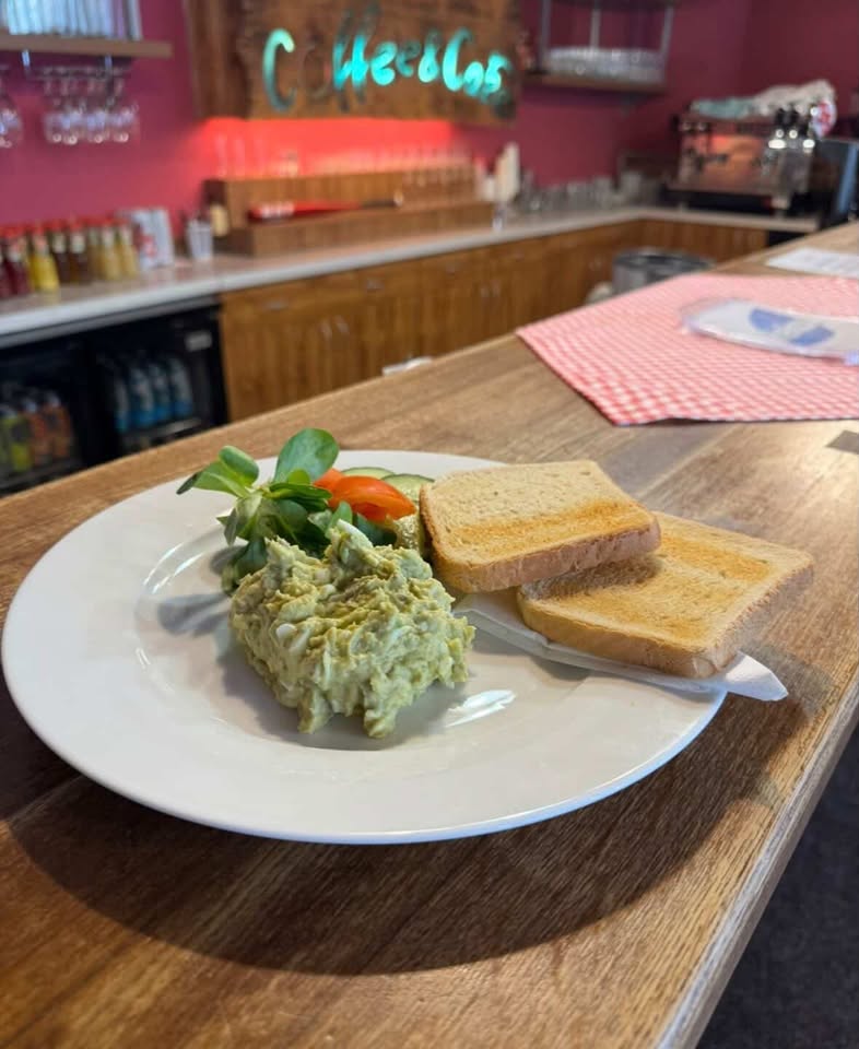 Avokádovo-vajíčková pomazánka s opečenými toastami