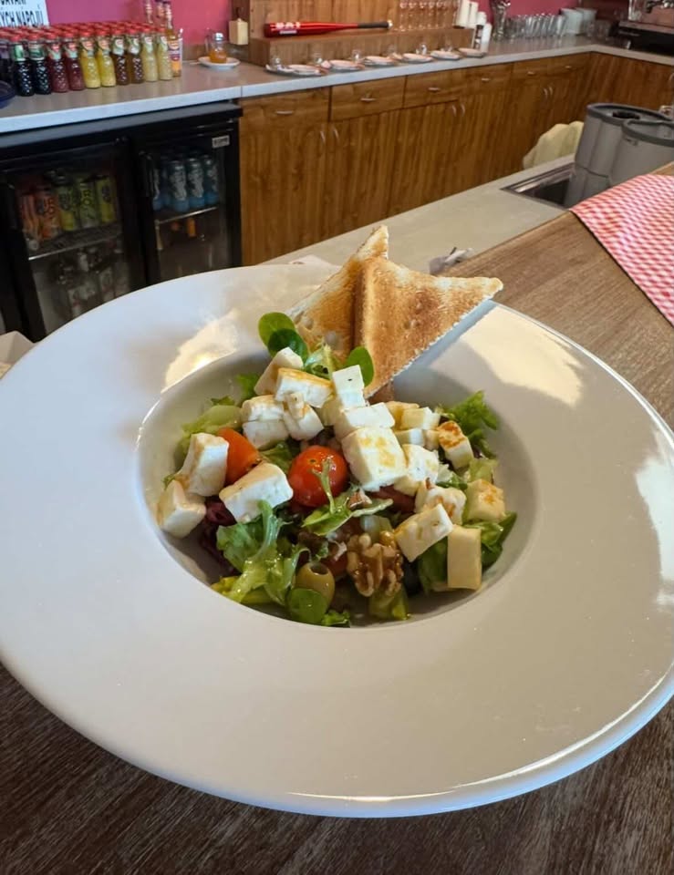 Směs listových salátu s grilovaným halloumi