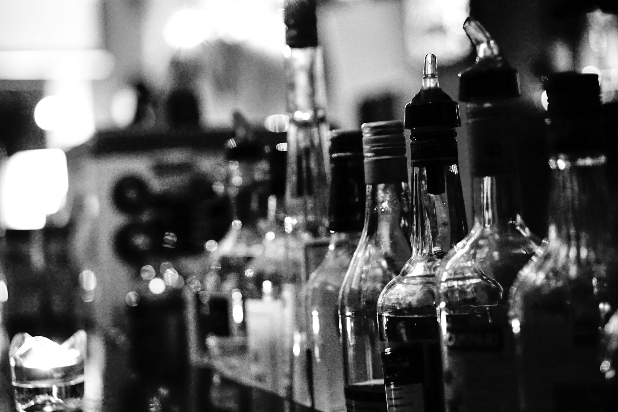 Nocny zakaz sprzedaży alkoholu – za i przeciw