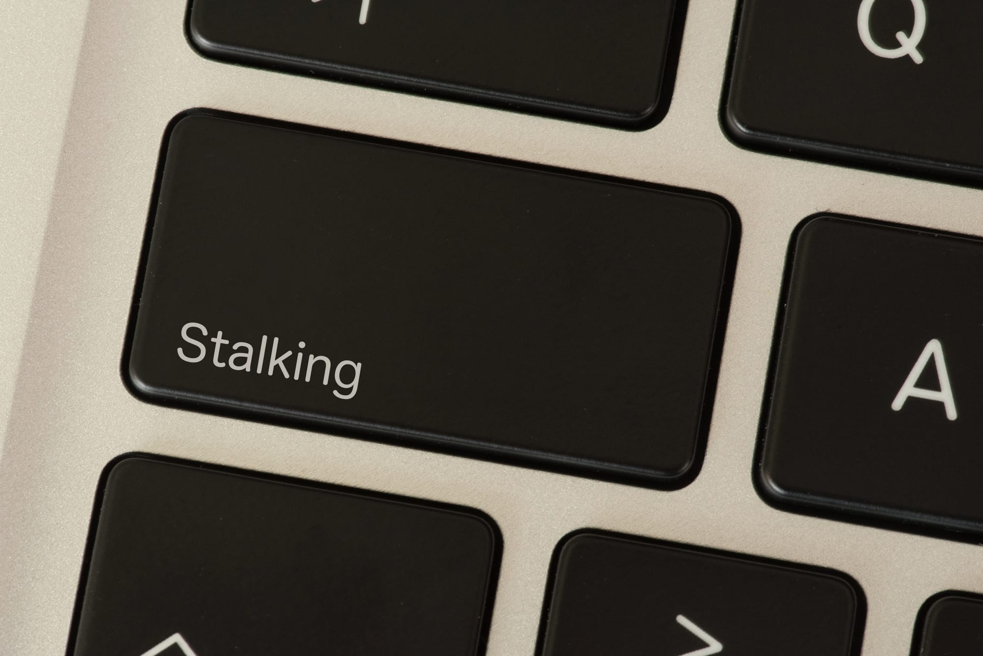 Stalking – cicha przemoc XXI wieku. Jak działa, skąd się bierze 
i dlaczego tak trudno go zauważyć?