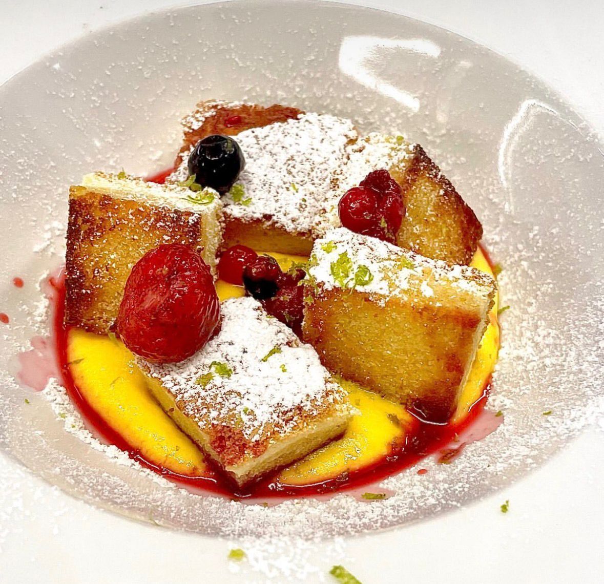 DOLCE PAN DI SPAGNA TOSTATO CON CREMA PASTICCIERA E FRUTTI ROSSI