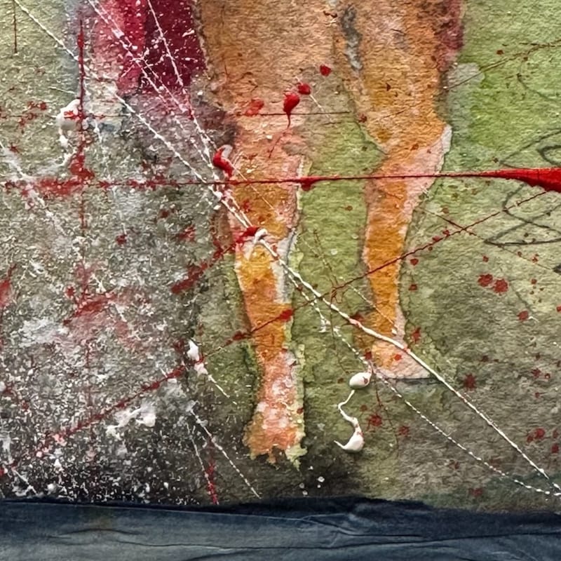 Mujer con capa roja (2023)