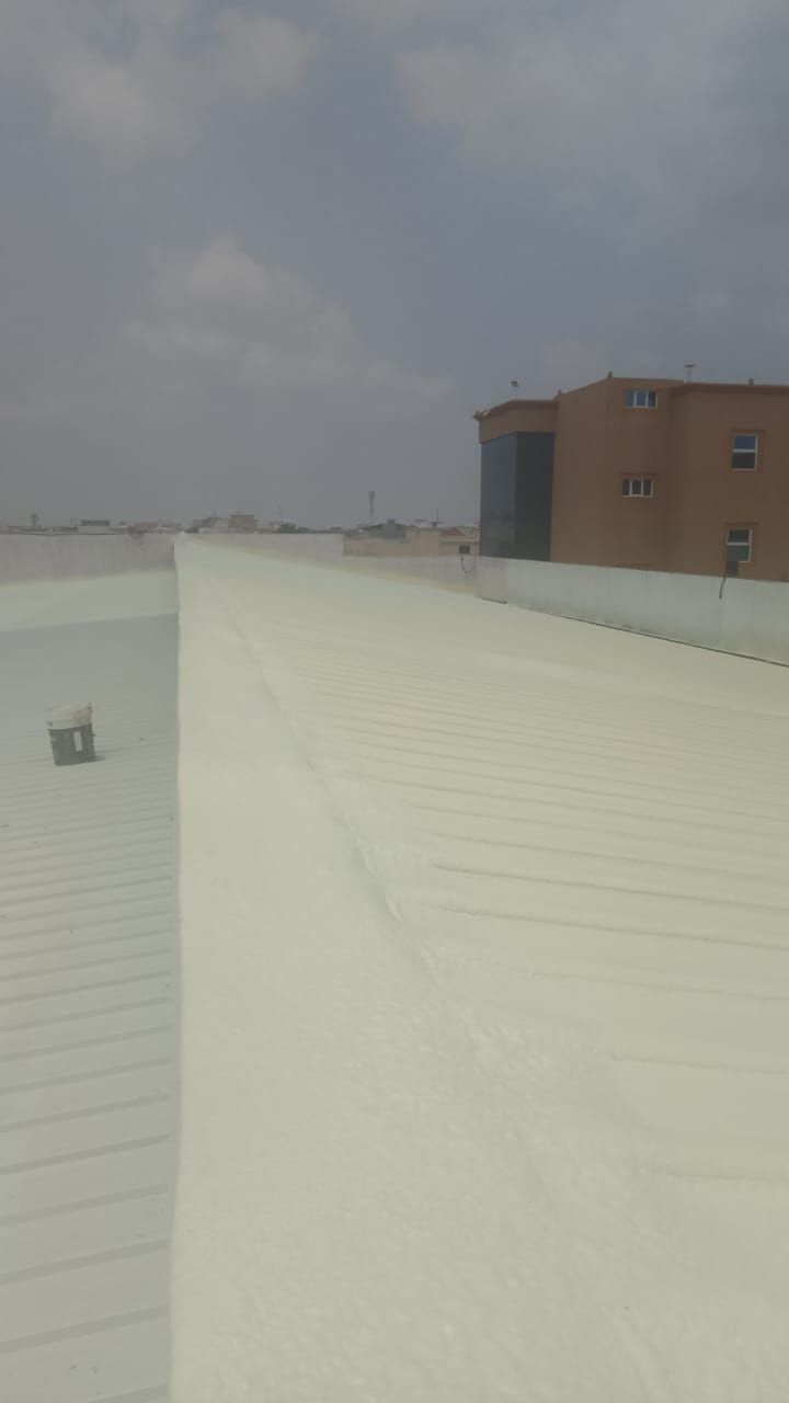 تنفيذ عزل فوم حراري ومائي لسطح مع شركة ايقونة العزل