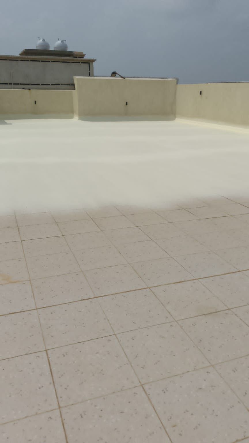 تنفيذ عزل فوم حراري ومائي لسطح مع شركة ايقونة العزل