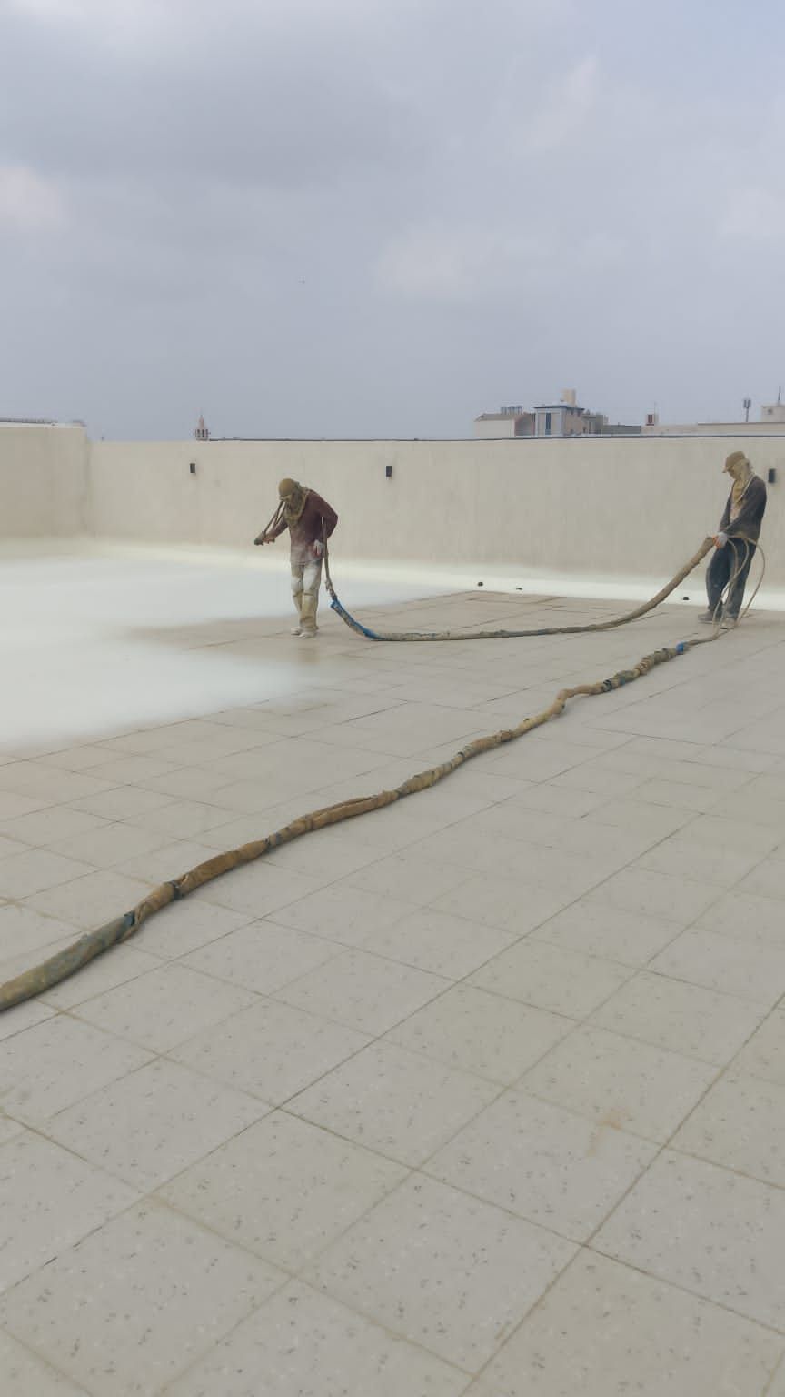 تنفيذ عزل فوم حراري ومائي لسطح مع شركة ايقونة العزل