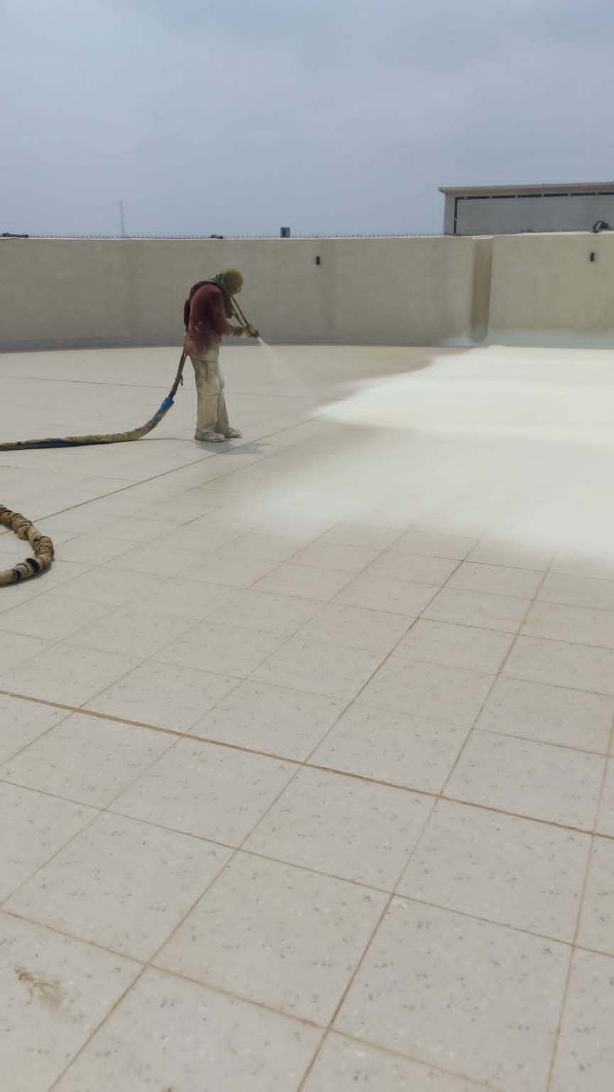 تنفيذ عزل فوم حراري ومائي لسطح مع شركة ايقونة العزل