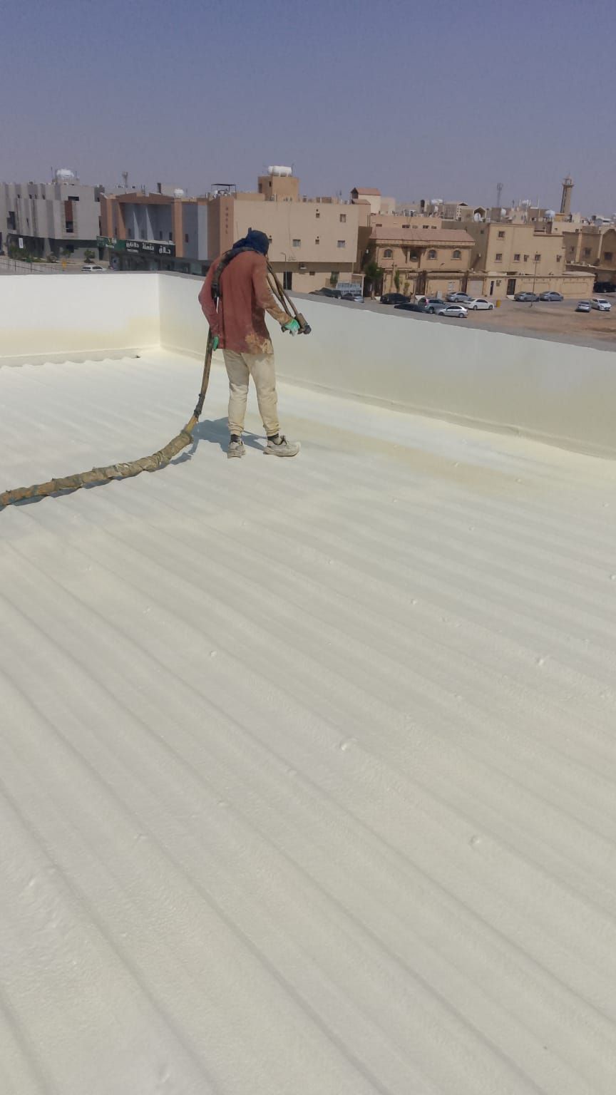 تنفيذ عزل الفوم حراري ومائي لسطح مع شركة ايقونة العزل