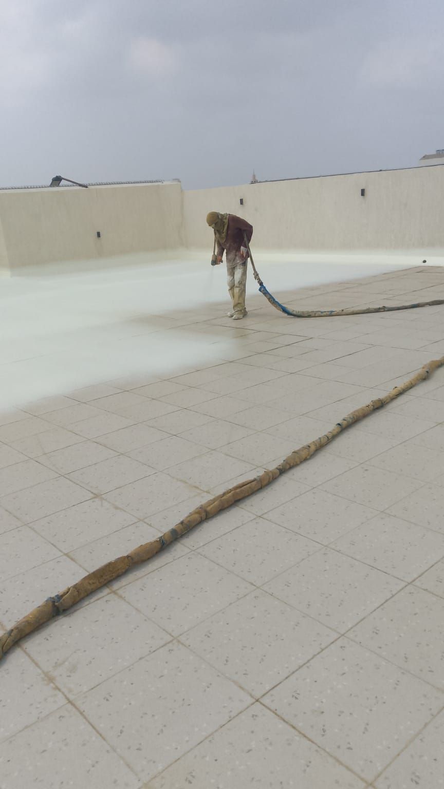 تنفيذ عزل فوم حراري ومائي لسطح مع شركة ايقونة العزل