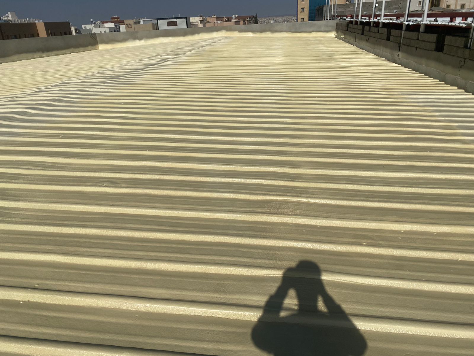 عزل المظلات والأسطح المعدنية (الشينكو) بالفوم