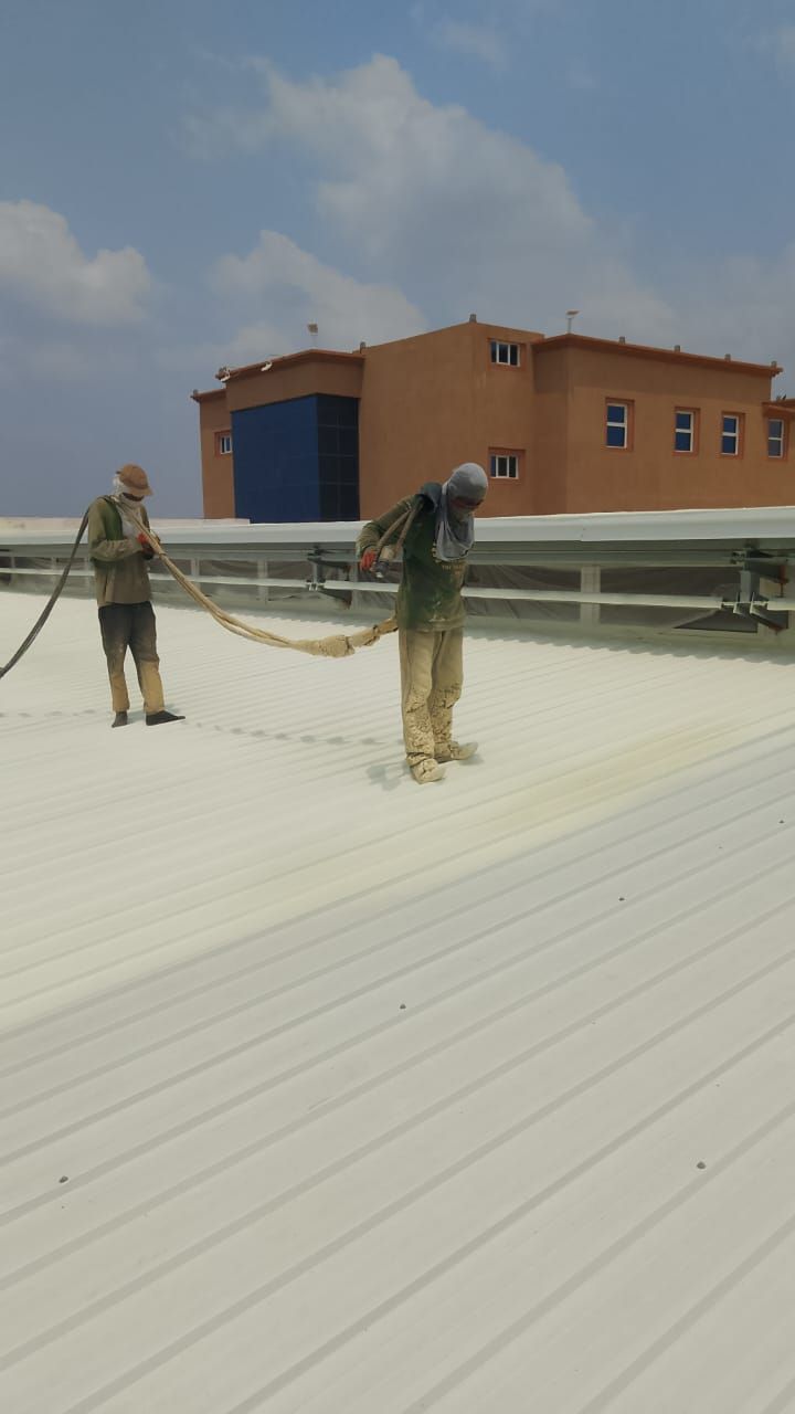 تطبيق عزل فوم الأسطح الشينكو: حماية فائقة للمباني الصناعية والتجارية