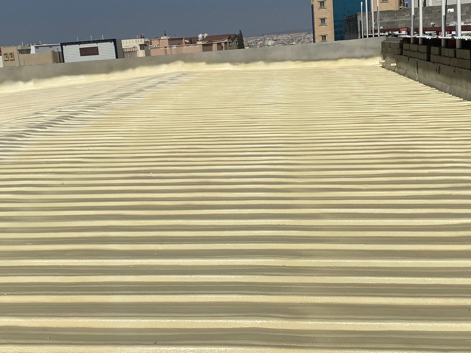 عزل المظلات والأسطح المعدنية (الشينكو) بالفوم