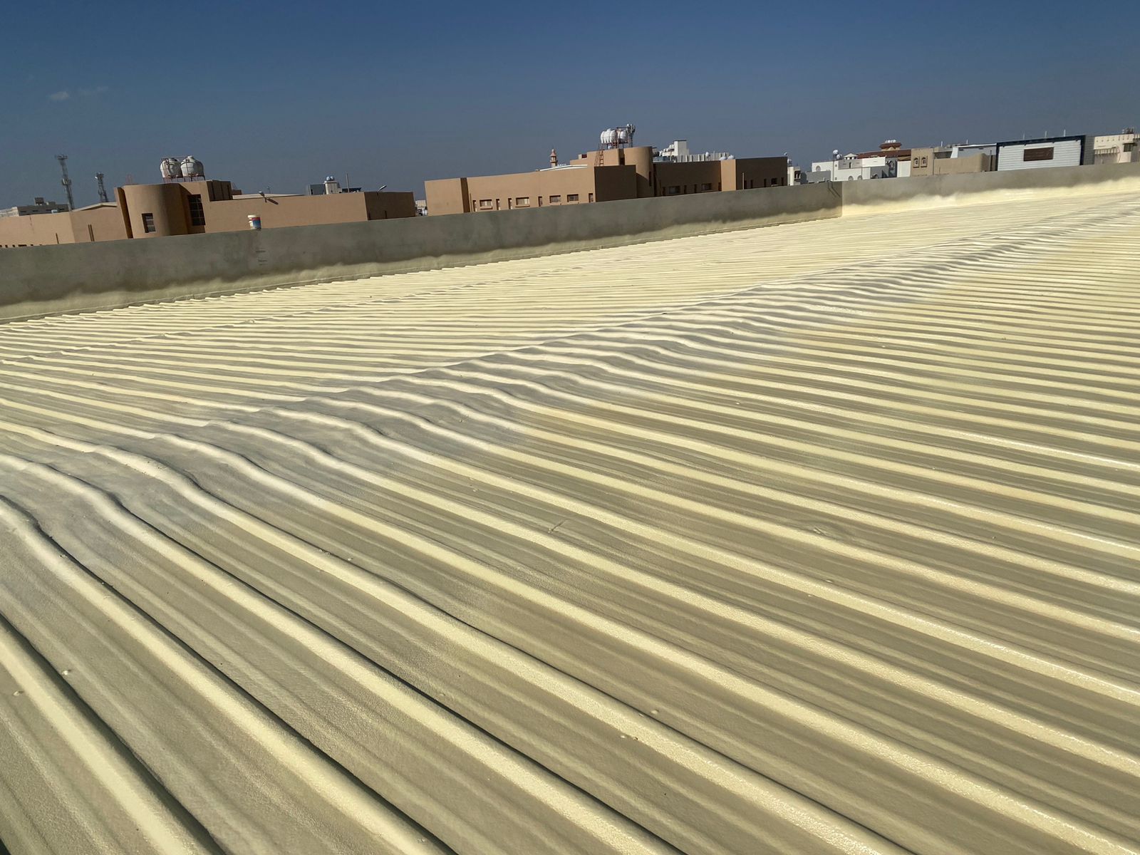 عزل المظلات والأسطح المعدنية (الشينكو) بالفوم