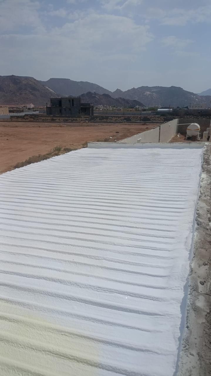 عزل المظلات والأسطح المعدنية بالفوم: عزل حراري ومائي مزدوج