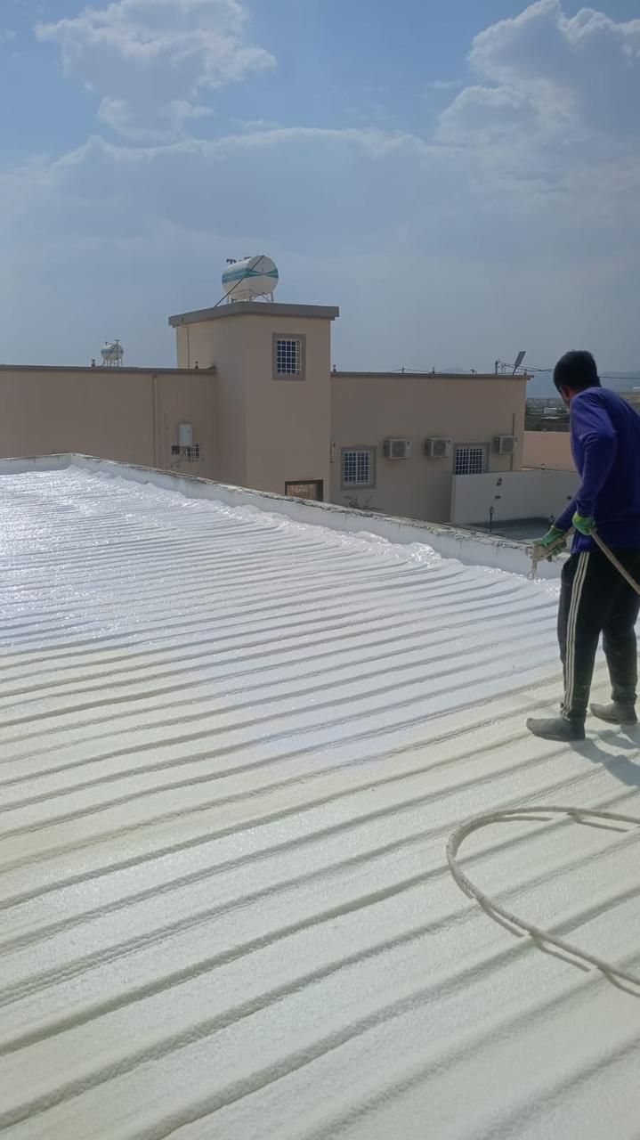 عزل الفوم للأسطح المعدنية والمظلات | أفضل مقاول بولي يوريثان حراري ومائي