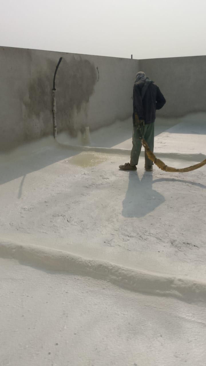 عزل الأسطح الخرسانية والبلاط: حلول العزل الحراري والمائي بالفوم