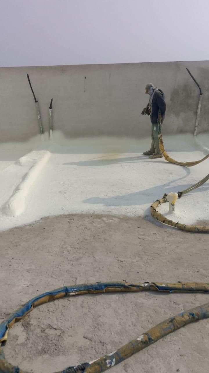 عزل الأسطح بالـفوم: رش بولي يوريثان لحماية المباني من الحرارة وتسرب المياه