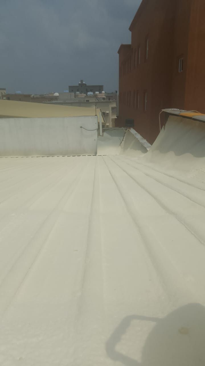 عزل الأسطح الخرسانية والمعدنية والهناجر بعازل الفوم حرارياً ومائياً